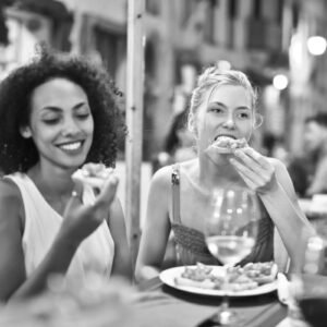 2 femmes à la table d'un restaurant en train de manger